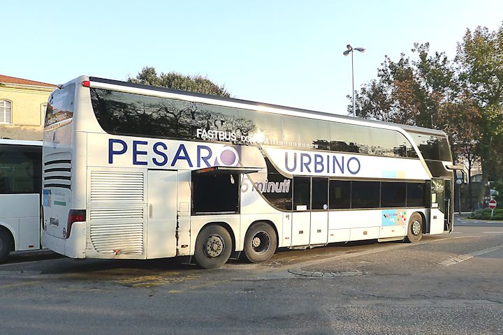 ウルビーノとペーザロを結ぶバス