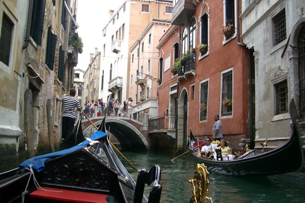 美しい運河を渡るベネチアのゴンドラ 乗り場や料金を紹介します Love Travel イタリア旅行