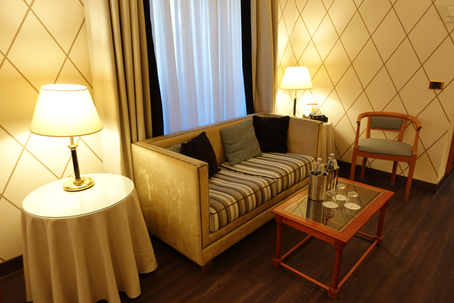 スターホテルズ・マジェスティック・トリノ Starhotels Majestic Torinoの客室(ソファとテーブル)