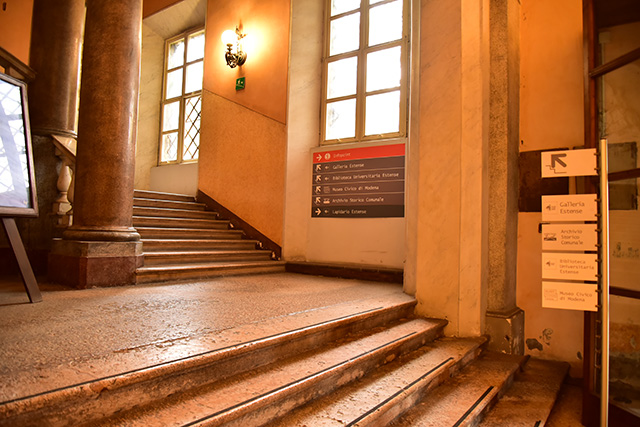 エステンセ美術館（Galleria Estense）の階段