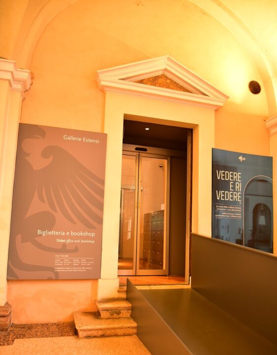 エステンセ美術館（Galleria Estense）のチケットカウンター兼ブックショップ